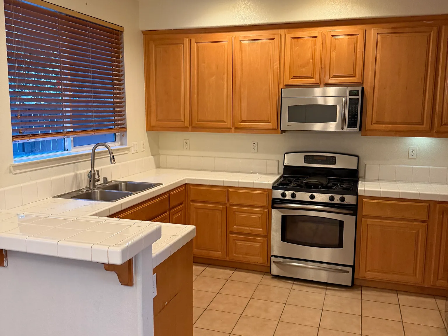 3 bed, 2.5 bath, 1519 sqft, $2,775 — Photo 2
