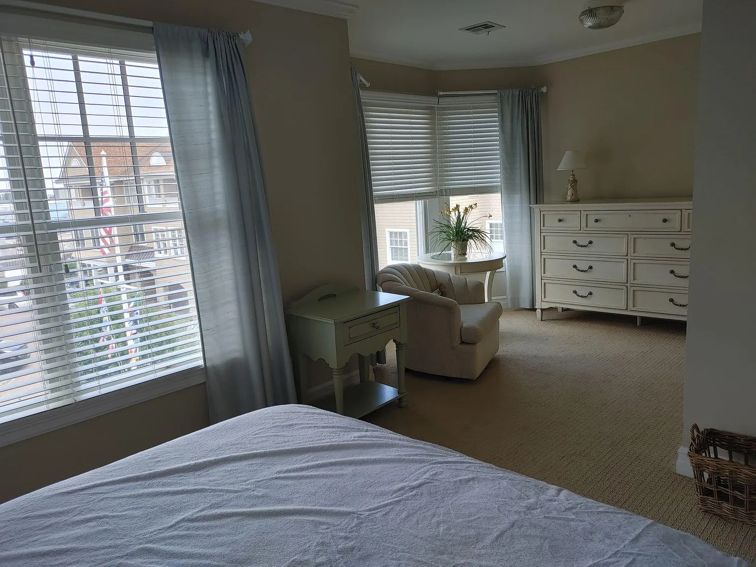 2 bed, 2700 sqft, $4,200 — Photo 3