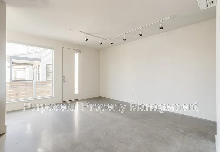 934 Hangar Dr #1 — Photo 8