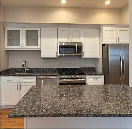 3 bed, 1000 sqft, $4,700 — Photo 2