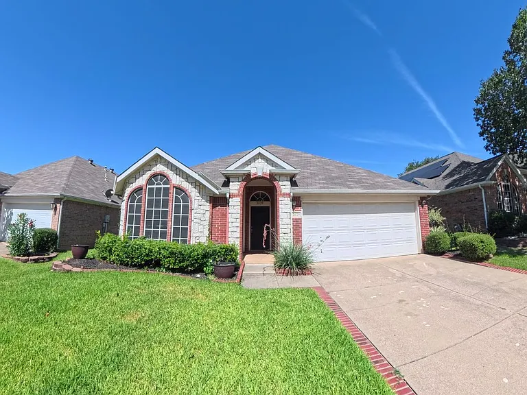 2029 Oak Manor Dr — Photo 1