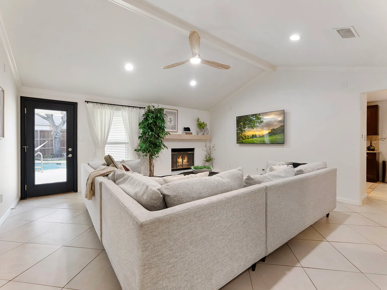 3 bed, 1539 sqft, $4,200 — Photo 3