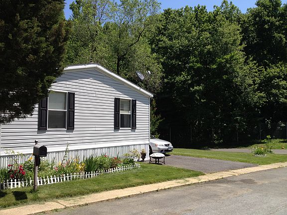 This is an end unit in a nice neighborhood!