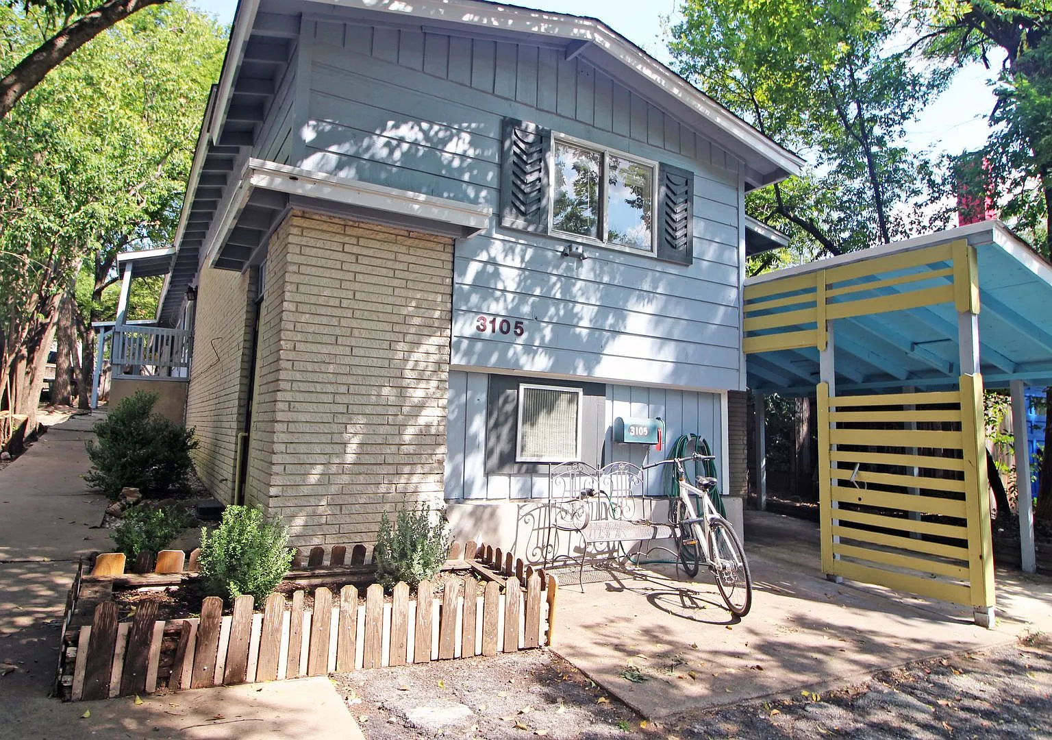 5Bed/2.5bath with two kitchens, fenced yard and covered carport. — Photo 1