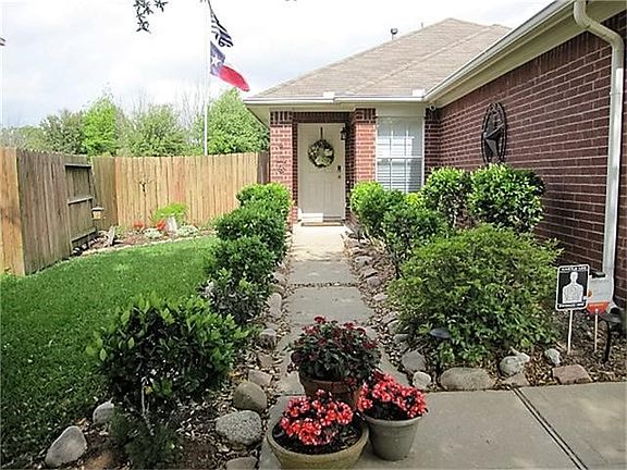 BEAUTIFUL LANDSCAPED LIGHTED WALKWAY TO ENTRY