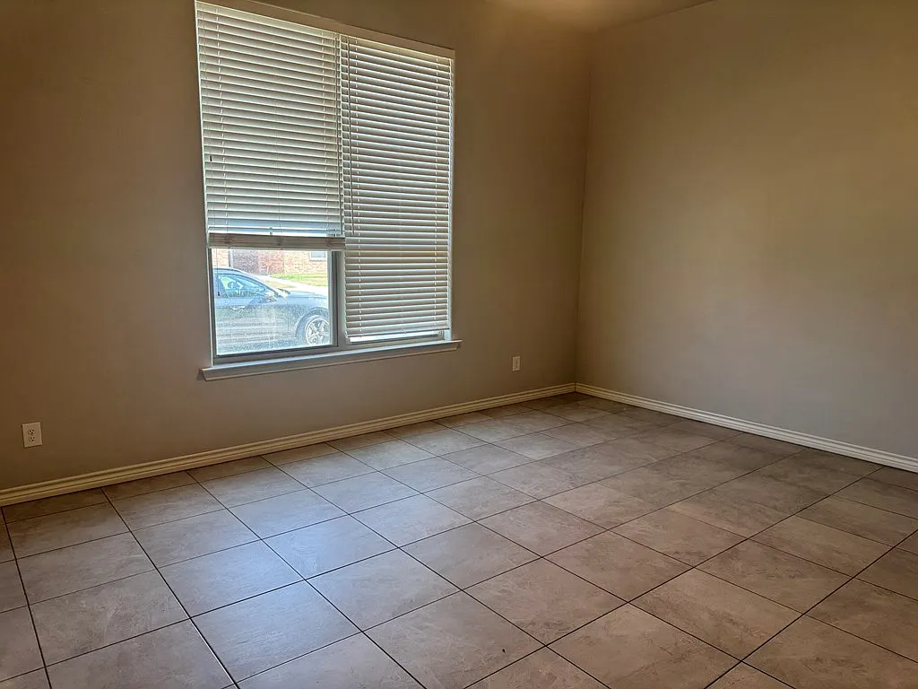 3 bed, 1.0 bath, 1636 sqft, $2,500 — Photo 4