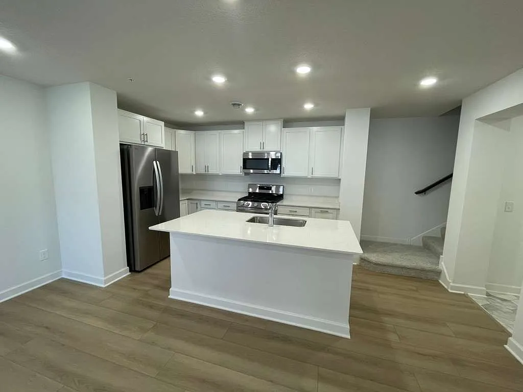 3 bed, 1760 sqft, $2,600 — Photo 2