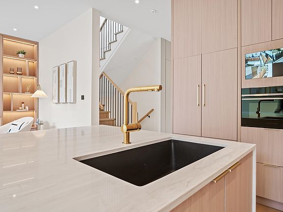 5th image of 6070 Elgin Ave #2