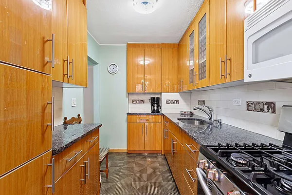 Sold by Thomas Lipovetsky, LREB | media 19