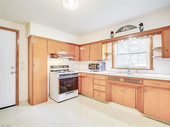 3rd image of 454 Tallwood Dr