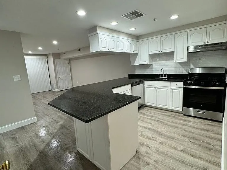 Pondsview Apartments — Photo 12
