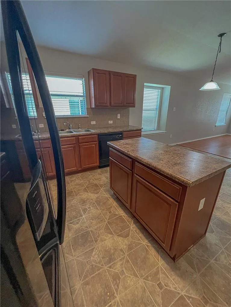 3 bed, 2.0 bath, 1788 sqft, $2,100 — Photo 4