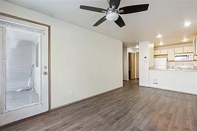 Stone Court Apartments — Photo 35