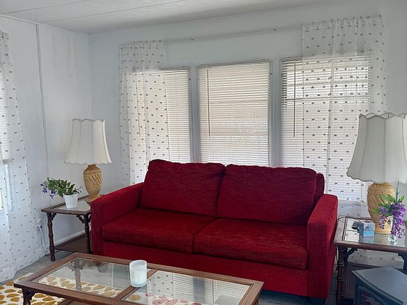 4th image of 30 Poinsettia Dr