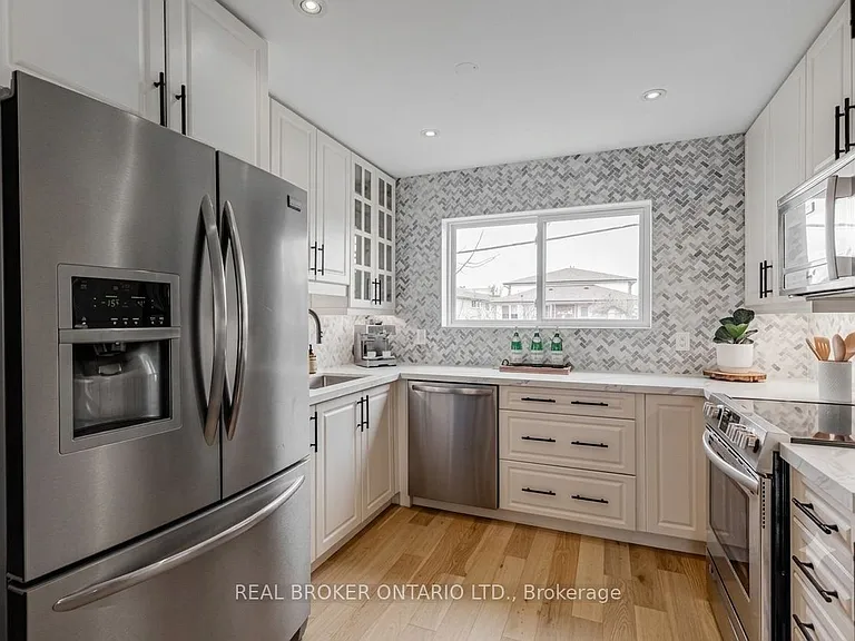 25 Newlin Cres #UPPER — Photo 2