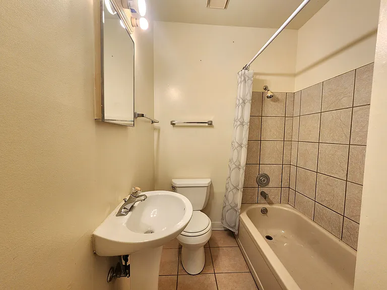 1637 Cedar St #4 — Photo 3