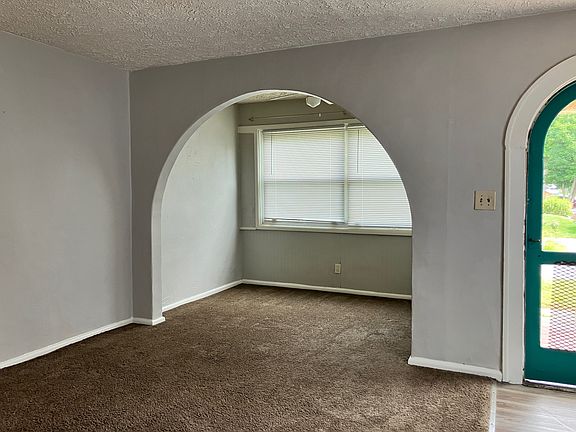 5th image of 802 N Riley Ave