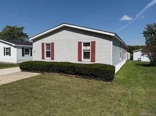 24 S Hill Dr, Fenton, MI 48430