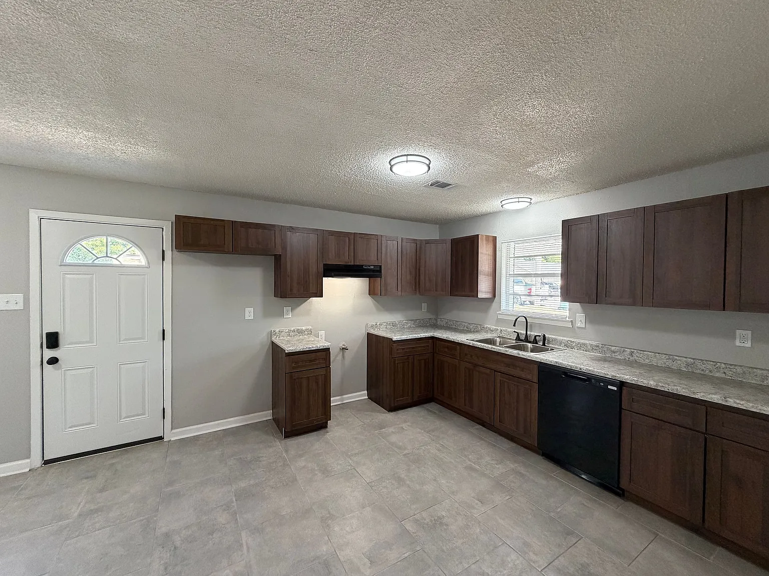 451 Flynn Rd — Photo 2