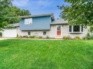 24428 S Valley Dr, Channahon, IL 60410