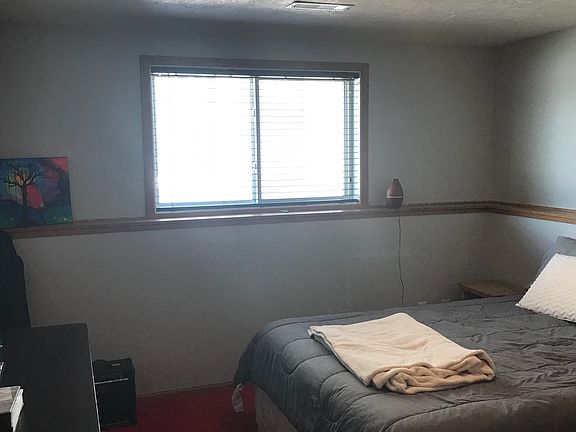 Downstairs bedroom. (4th) 