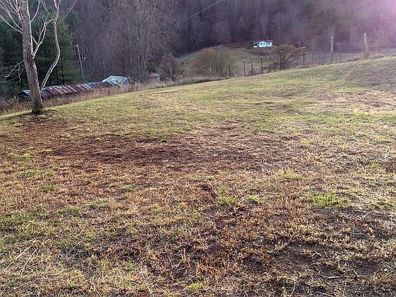 2nd image of 214 Maple Knoll Cir