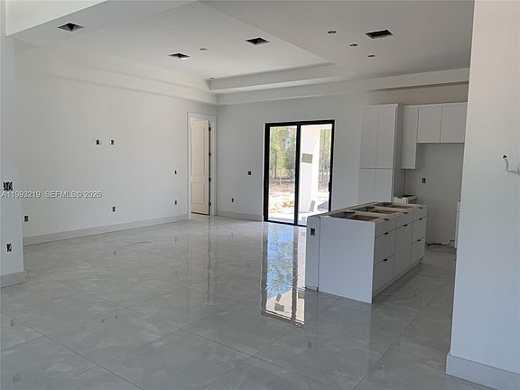 3rd image of 1016 Cortez Ave