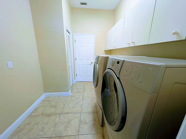 5667 Wellington Ct — Photo 28