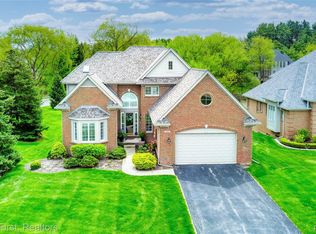 7490 Pine Vista Dr, Brighton, MI 48116
