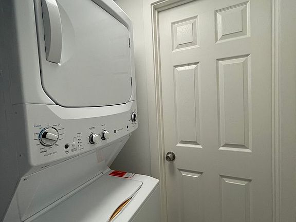 5th image of 225A Aspen Ave #0