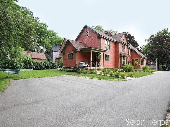 3rd image of 137 Fitzhugh Ave SE