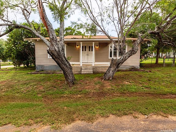 3rd image of 1005 PECAN ST