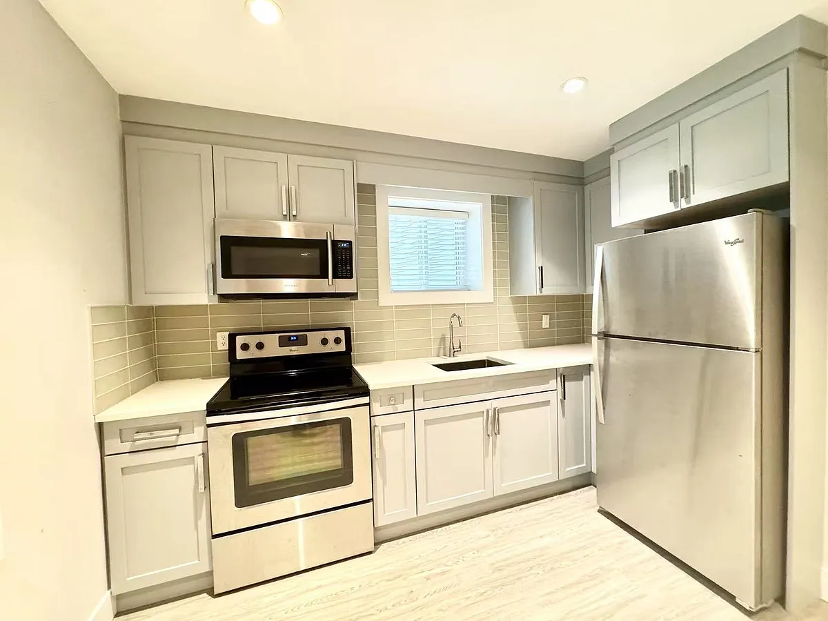 Building Photo - 159XX 92a Ave #BASEMENT