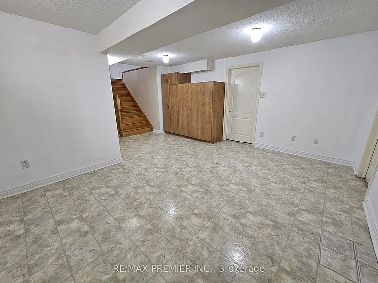 23 Amelynn Cres — Photo 18
