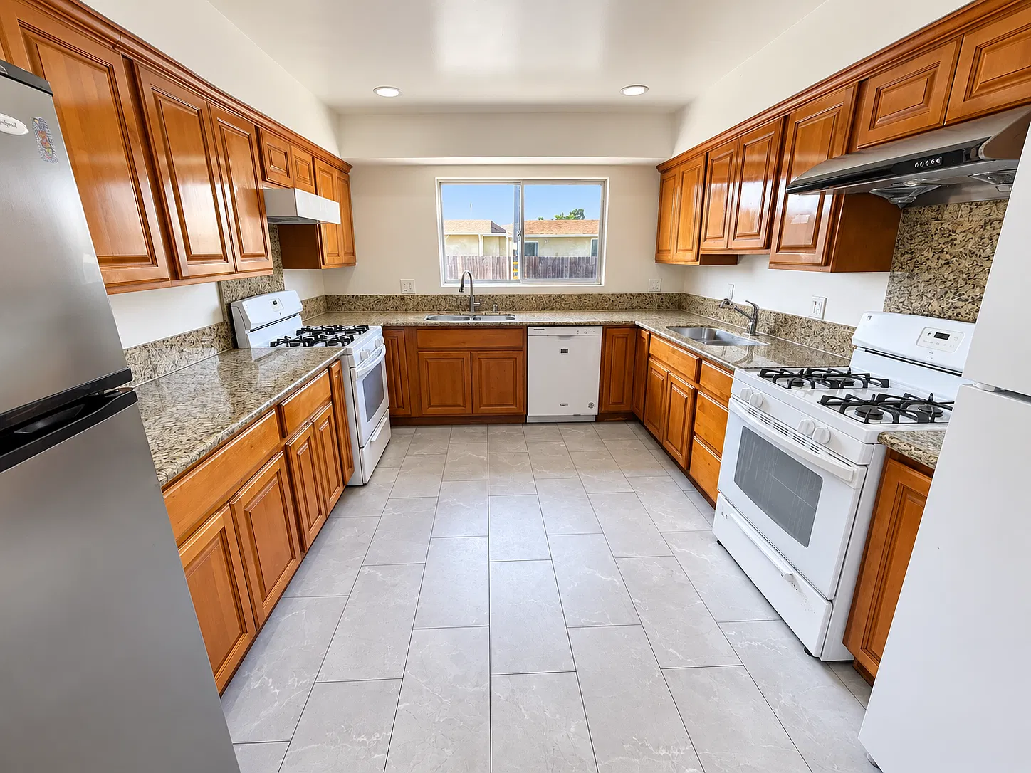 10 bed, 4222 sqft, $12,900 — Photo 4