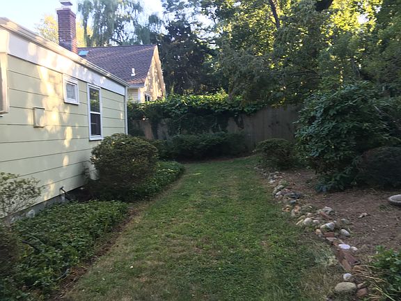 3rd image of 115 Hoyt Ln