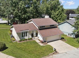725 Heatherwood Dr, West Des Moines, IA 50265