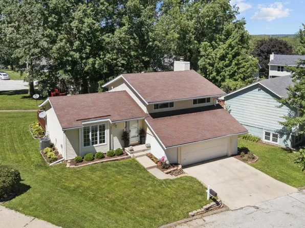 725 Heatherwood Dr, West Des Moines, IA 50265
