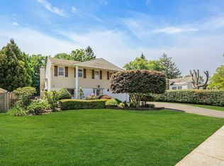 81 Tulipwood Dr, Commack, NY 11725
