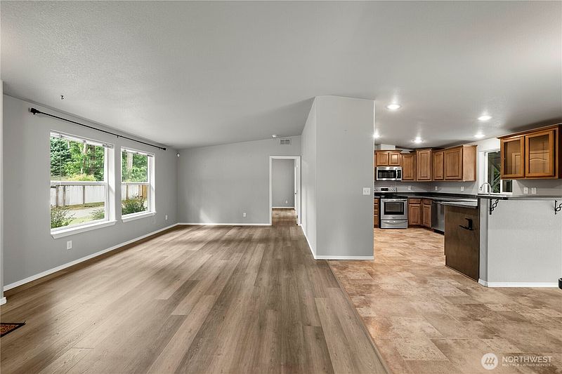 5th image of 405 415th Avenue SE