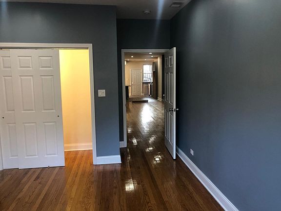 3rd image of 915 N Hamlin Ave