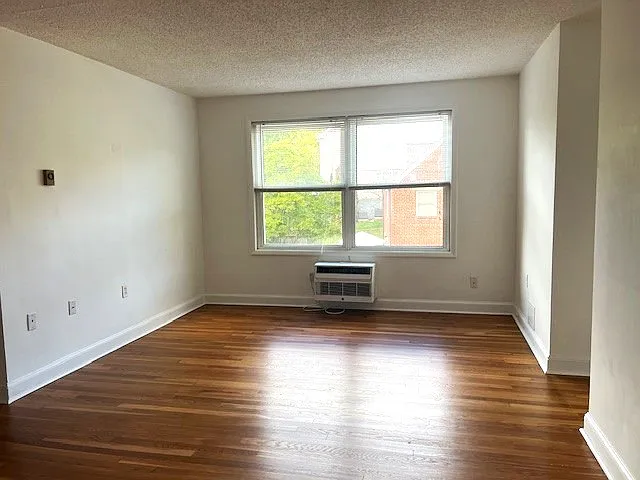 Building Photo - 7630 Tomlinson Ave #28