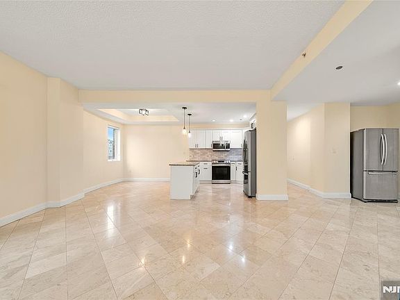 5th image of 399 11th St APT 206