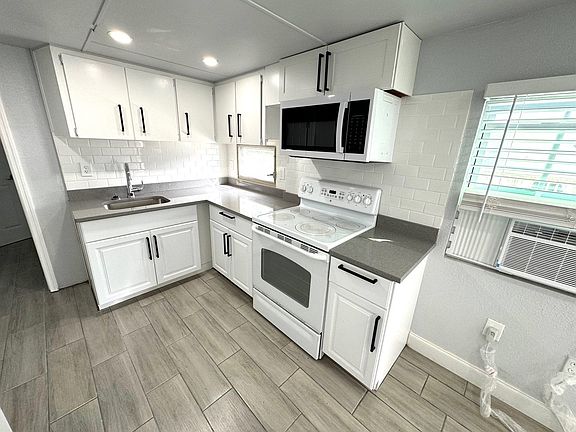 5th image of 1007 51st Ave W #B