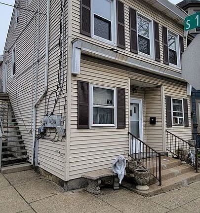 2nd image of 1051 Ferry St #2F