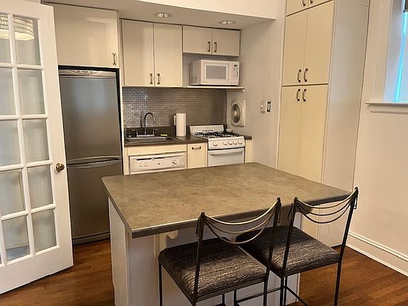 4th image of 3604 N Pine Grove Ave #B1