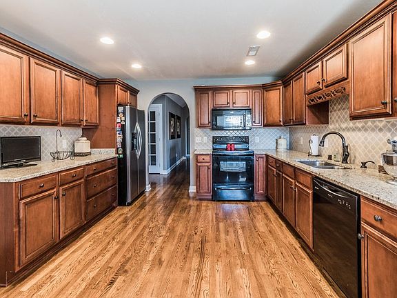 3rd image of 40 Liz Ln