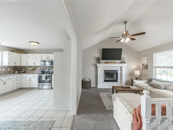 1601 Shelby Dr, Raymore, MO 64083