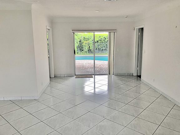 Dining Room - Slider to Patio and Pool