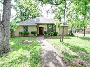 1716 Crooked Ln, Fort Worth, TX 76112
